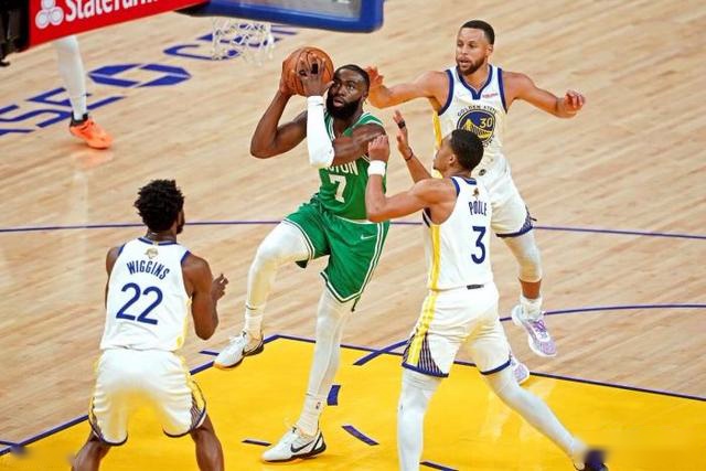 霍伊伦连续11场比赛遭遇球荒 本轮首发0射门